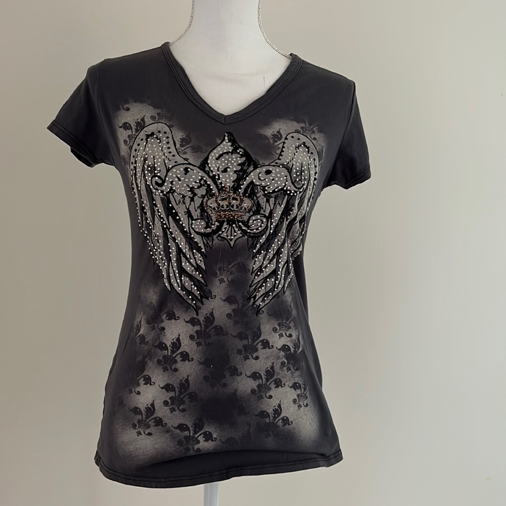 V-neck tapered T-shirt (Angel Wings)